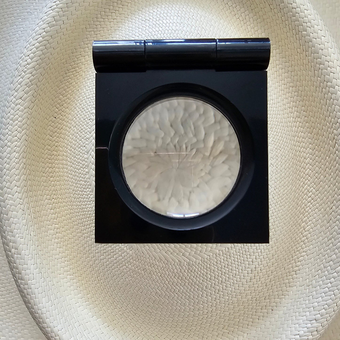 Close up of the crown's Rosette/Plantilla