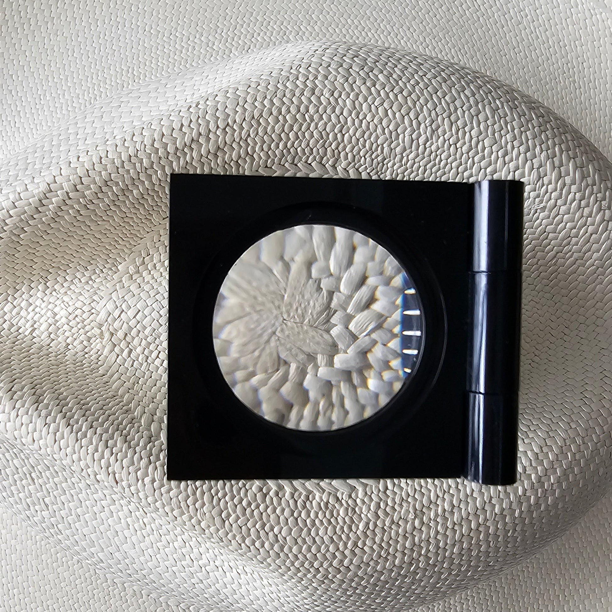 Close up of the crown's Rosette/Plantilla