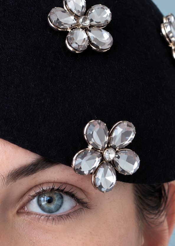 Émillie Noir percher close up