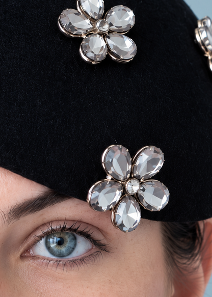 Émillie Noir percher close up