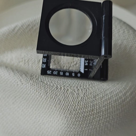 Close up of the crown's Rosette/Plantilla