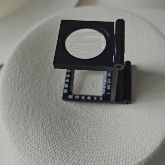 Close up of the crown's Rosette/Plantilla